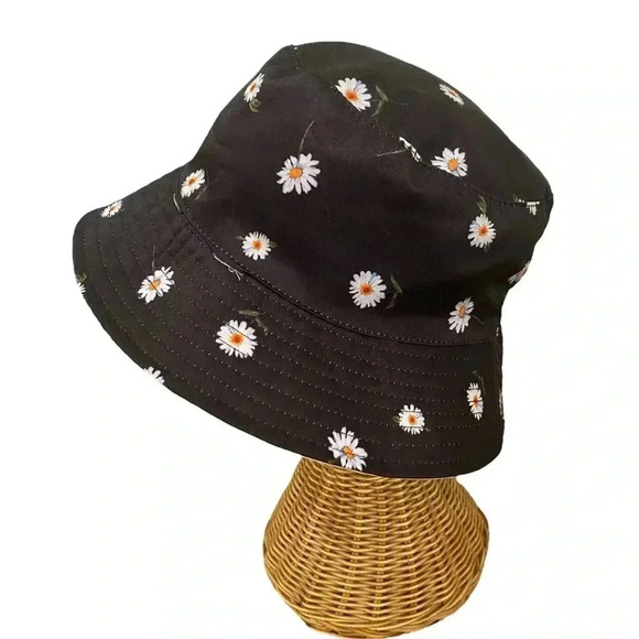 Alice and Oliva Bucket Hat Black with Daisies Reversible One Size Fits Most - Picture 2 of 7